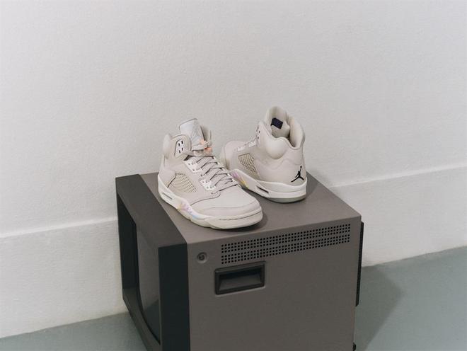 越近了看看各家品牌带来了怎样的乙巳蛇年特别款J9九游会每周鞋报 特别篇 02：春节越来(图3)
