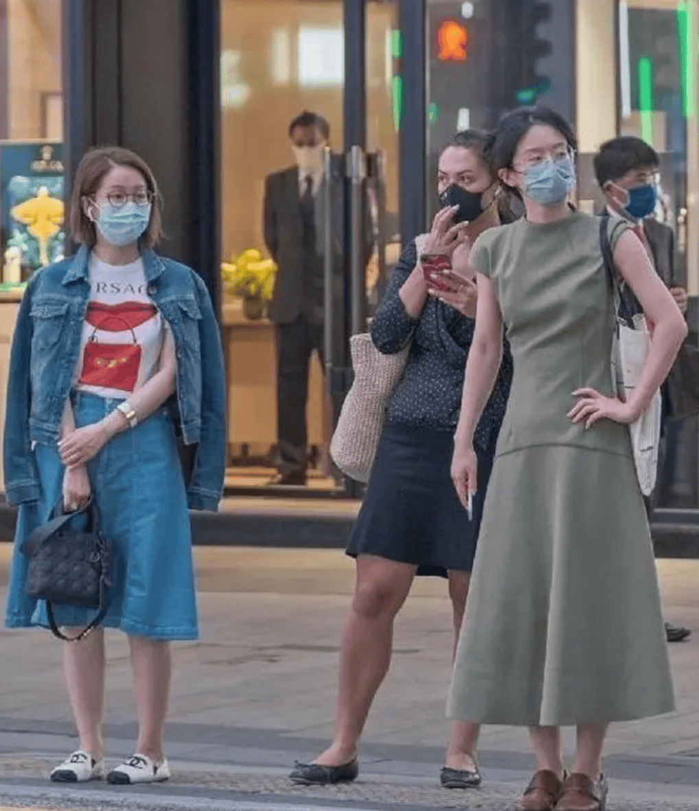 “裙不上膝、鞋不带跟”却个个洋气又时髦九游会j9登录去了香港才发现满街都是(图4)