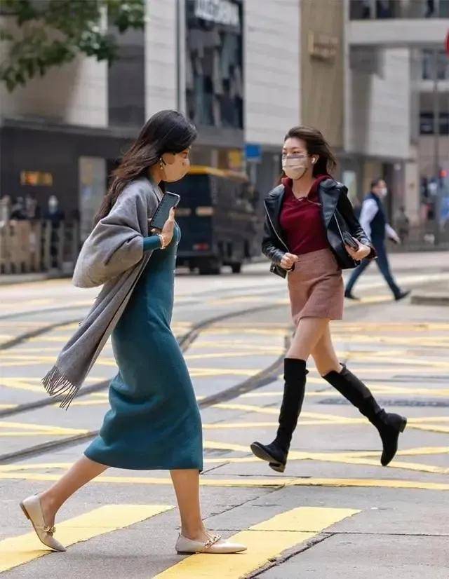 “裙不上膝、鞋不带跟”却个个洋气又时髦九游会j9登录去了香港才发现满街都是(图7)