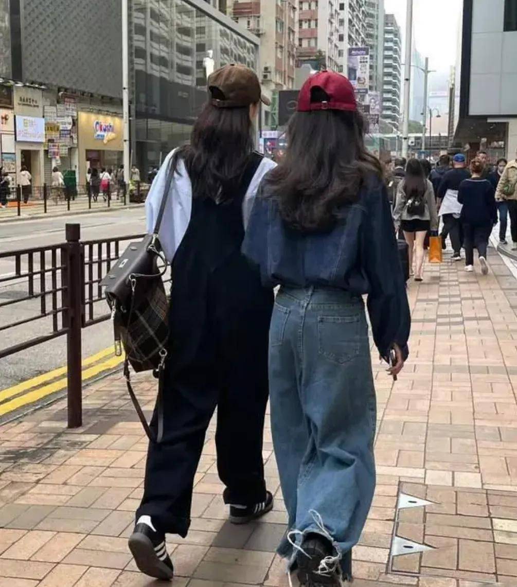 “裙不上膝、鞋不带跟”却个个洋气又时髦九游会j9登录去了香港才发现满街都是(图11)